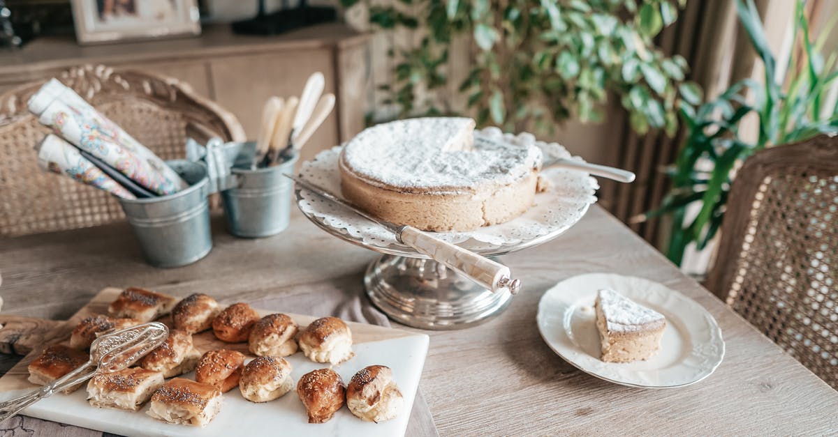 how to avoid crystallization of powdered sugar - From above of tasty homemade cake near sweet baked buns with golden surface on wooden table at home