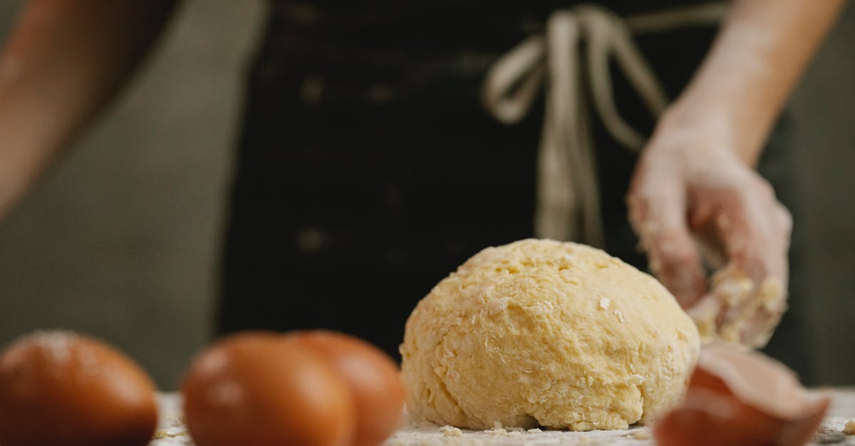 How to judge quantity of fresh pasta dough per person - Crop cook and ball of dough