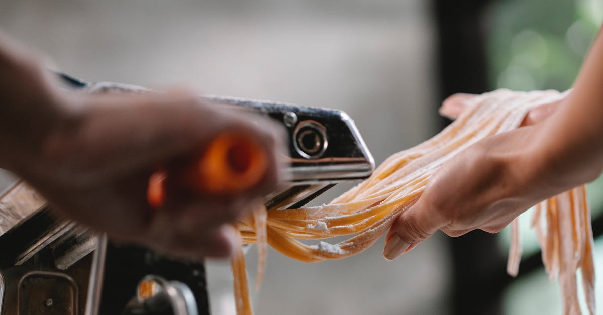 How to judge quantity of fresh pasta dough per person - People making tagliatelle with pasta machine