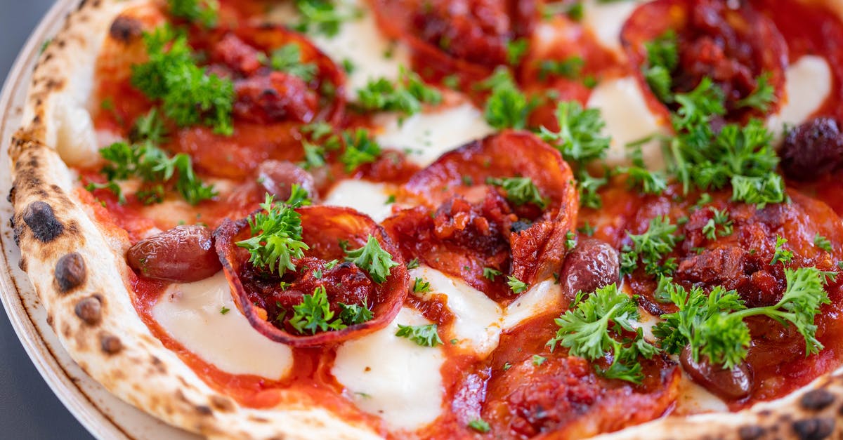How to keep sauce spices in suspension - Close up on Pizza with Salami