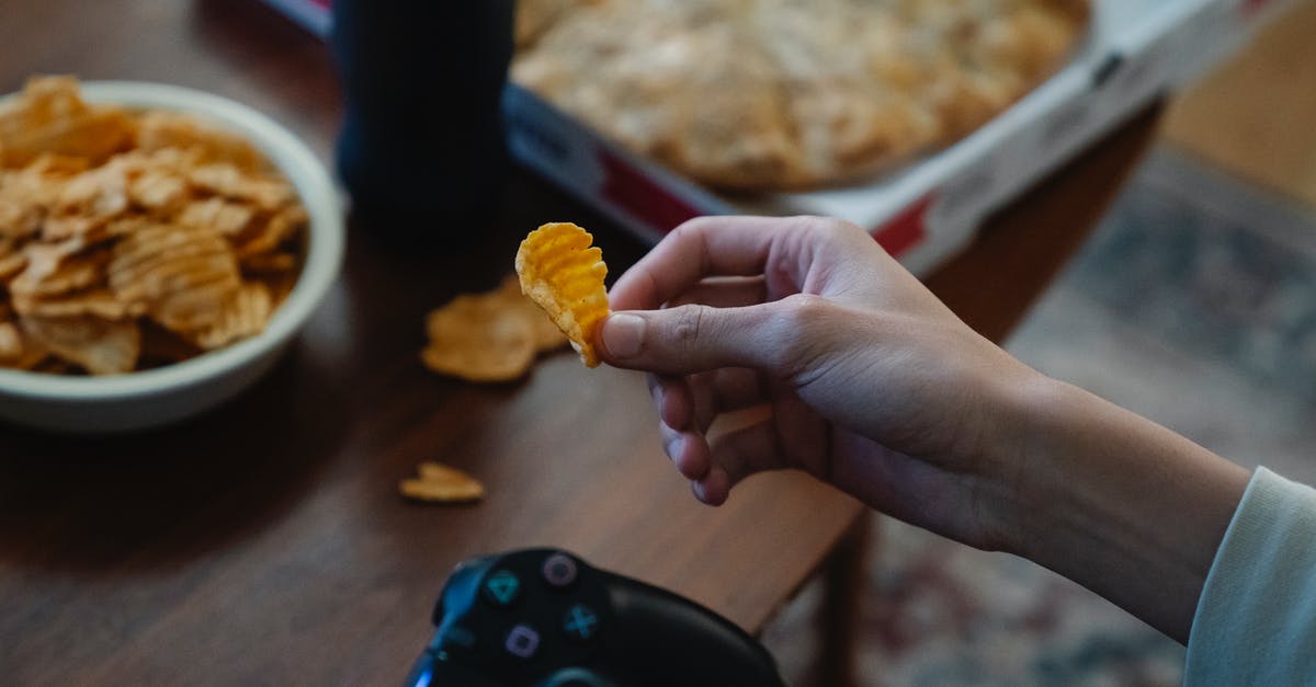 How to make crispy/dry potato chips/crisps? - Crop gamer with potato chip and joystick in room