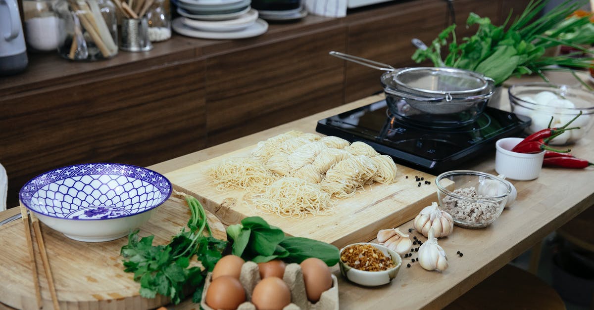 How to mix a spaghetti carbonara? - Ingredients for pasta preparation on kitchen