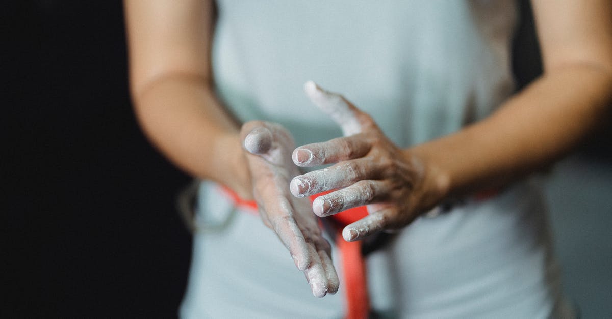 How to move powders to avoid spillage? - Sportswoman with talc on hands