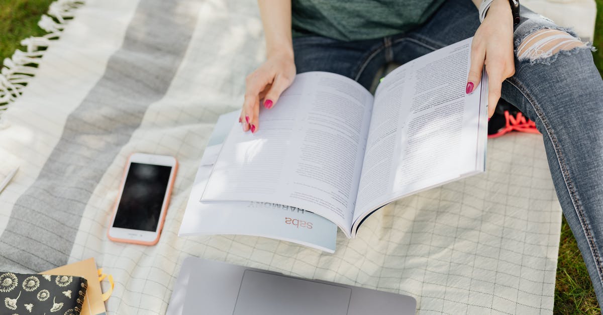 How to prepare shallot greens? - Crop university student reading textbooks on green campus lawn