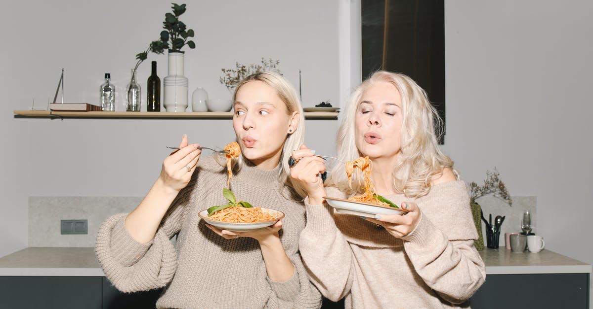 How to preserve spaghetti for a short amount of time? - Mother And Daughter Eating Spaghetti