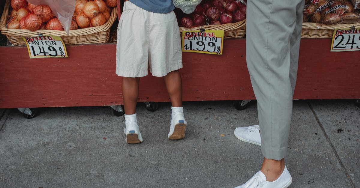 How to store Onion - Crop mother and child on market