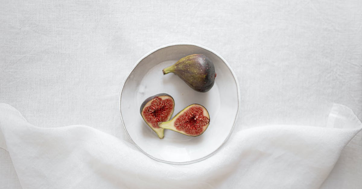 How to tell if my fig is ripe - Fresh healthy figs placed on white plate