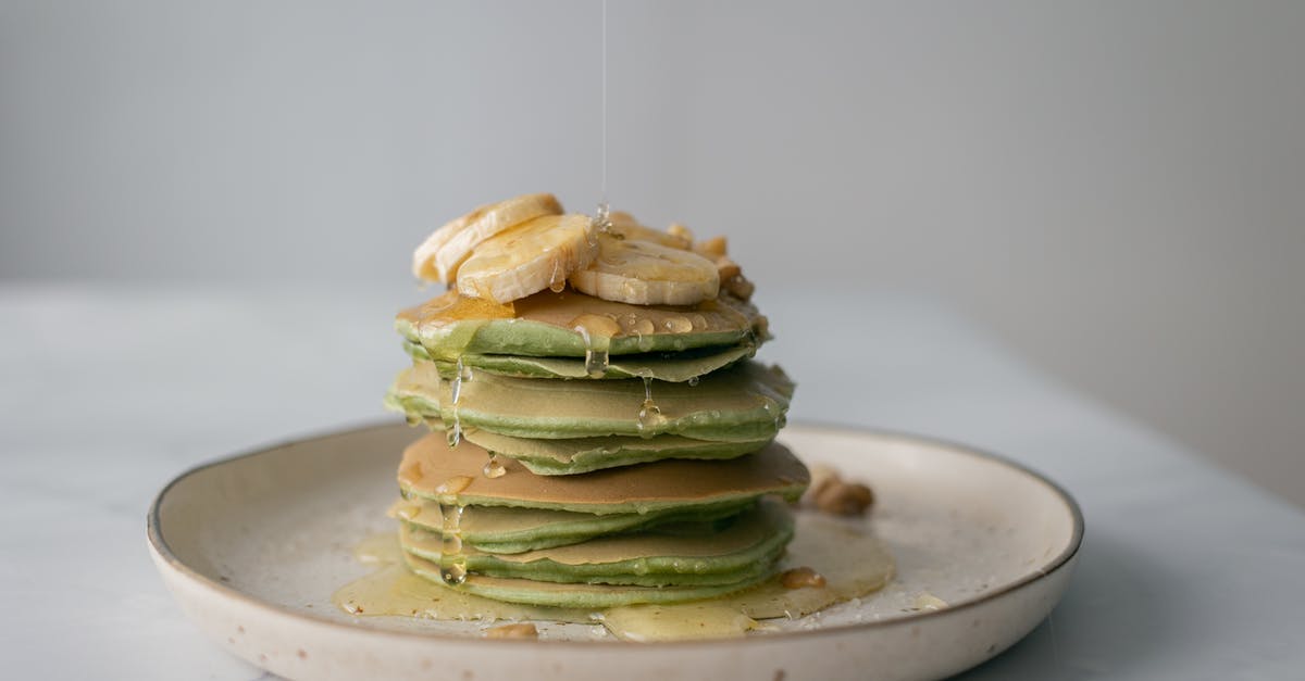 Is 'honey in crystallized form' the same as 'raw honey'? - Appetizing pancakes with fresh banana poured with honey