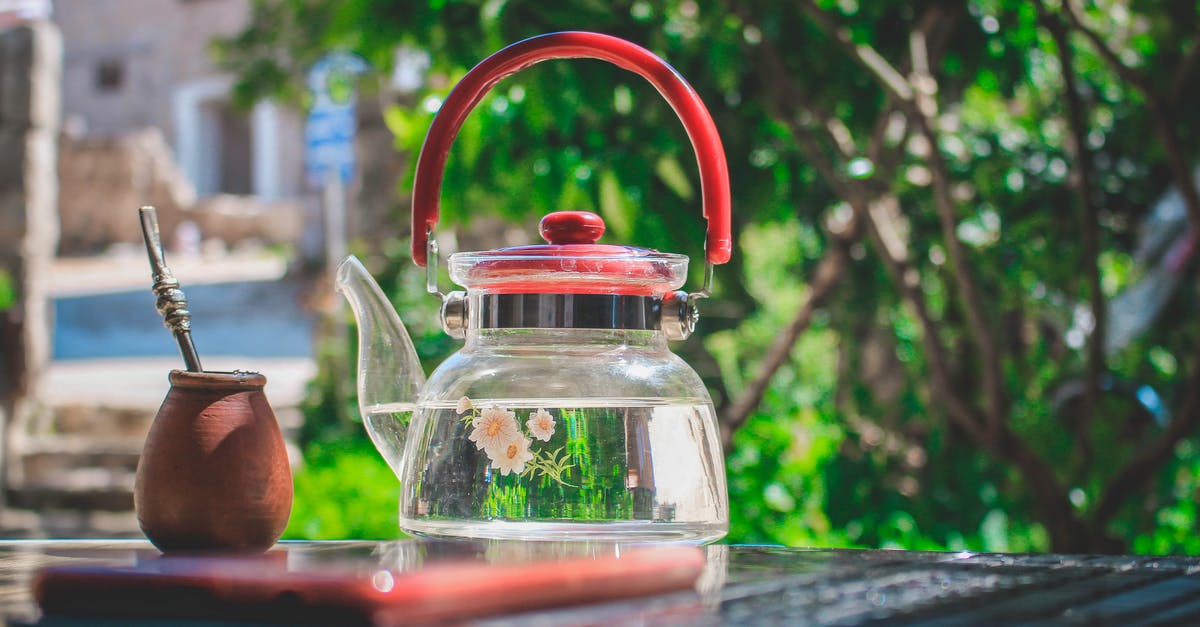Is it recommended to rinse the teapot with boiling water before putting the tea leaves in? - Red Glass Teapot