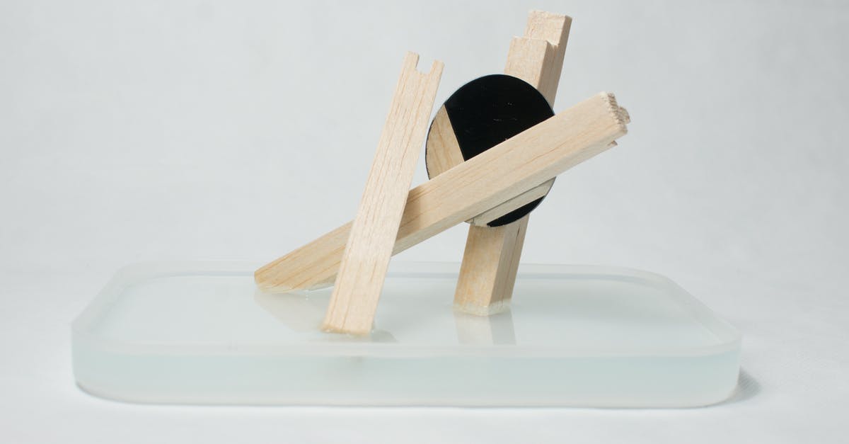 Is possible to create a transparent caramelization? - Wooden artwork on glass stand in studio