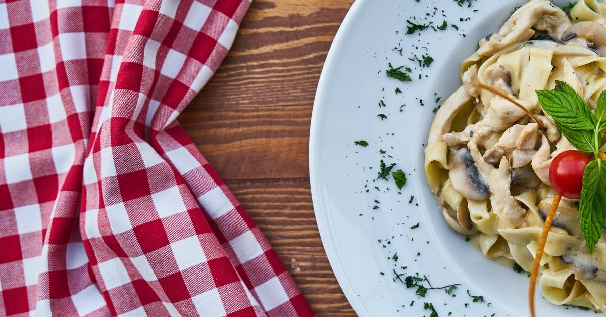 Keep fettuccine from sticking/clumping while cooking? - Plate of Pasta With Cherry Tomato