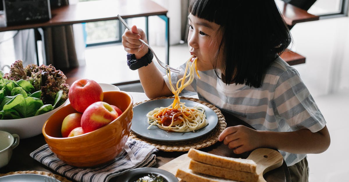 Kind of apples for apple purée / apple sauce - Cute Asian little girl enjoying delicious spaghetti during lunch at home
