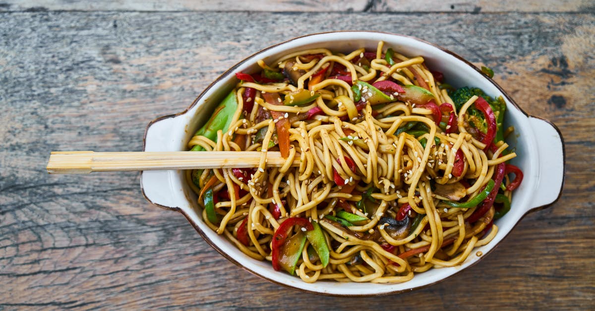 Making Chinese chicken-and-broccoli sauce - Stir Fry Noodles in Bowl