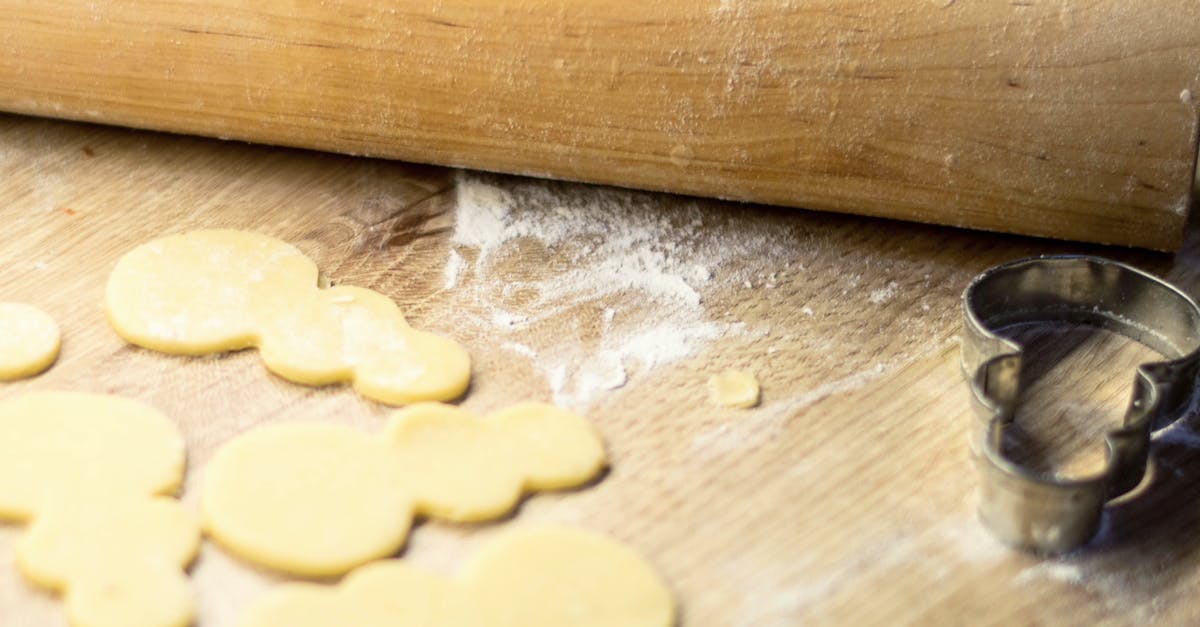 Making molasses cookies less soft - Molding Cookie Dough for Christmas