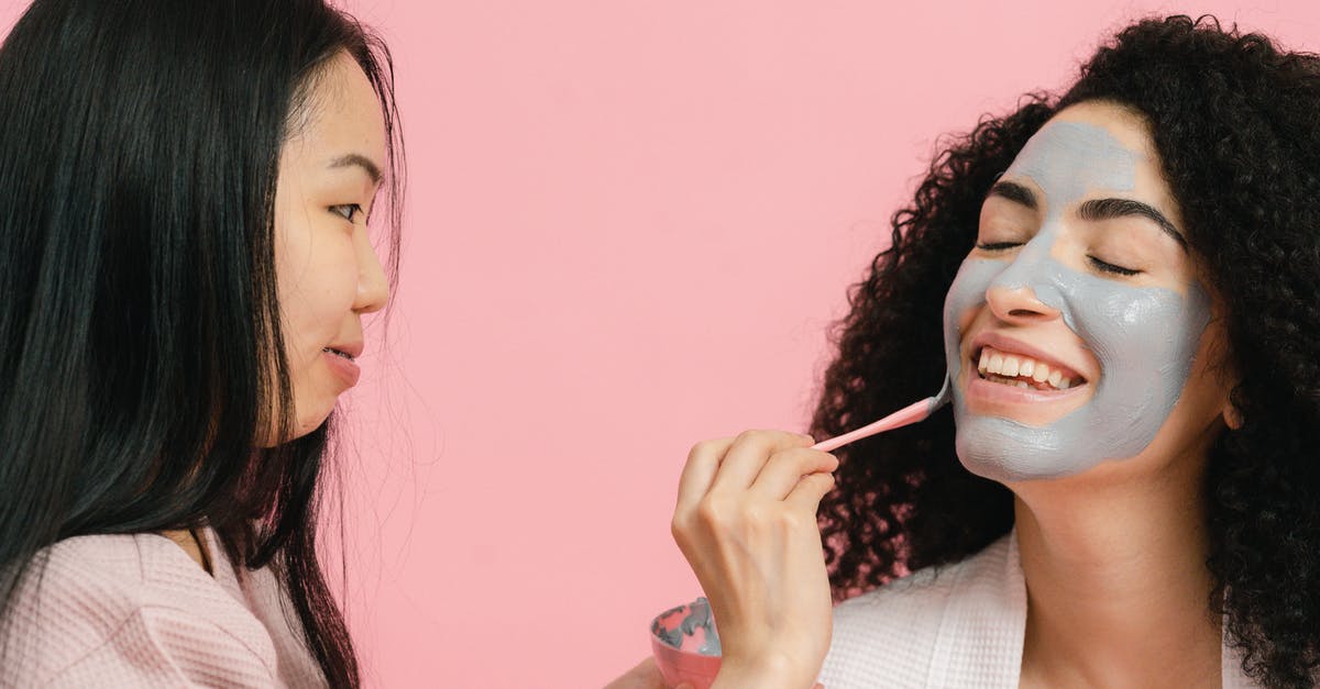 Mastrad Orka pancake spatula - Woman putting on cosmetic mask on face of other woman