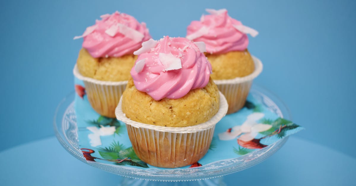 Muffin casing anomaly: detachment - Three Cupcake With Pink Icing