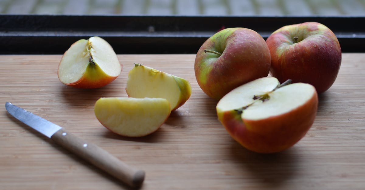 Optimal shape to cut apples for apple pie - Board with slices of fresh apples and knife near window