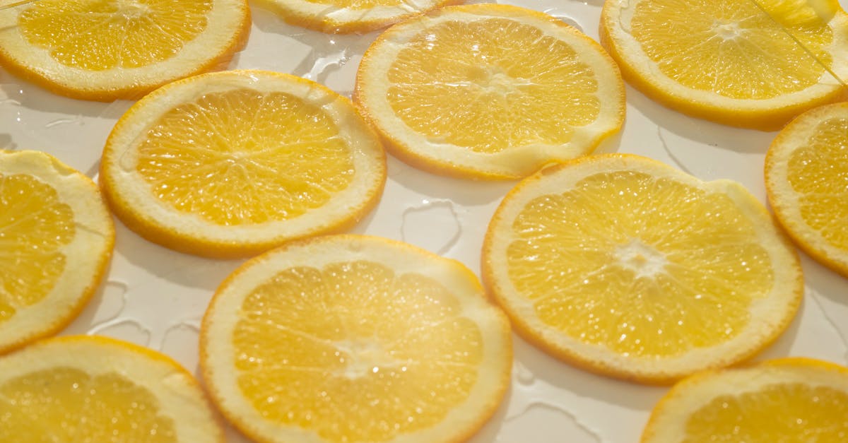 Orange peel loose/baggy around orange: Is that a problem? - Closeup background of fresh juicy orange slices arranged on white surface with clear ice