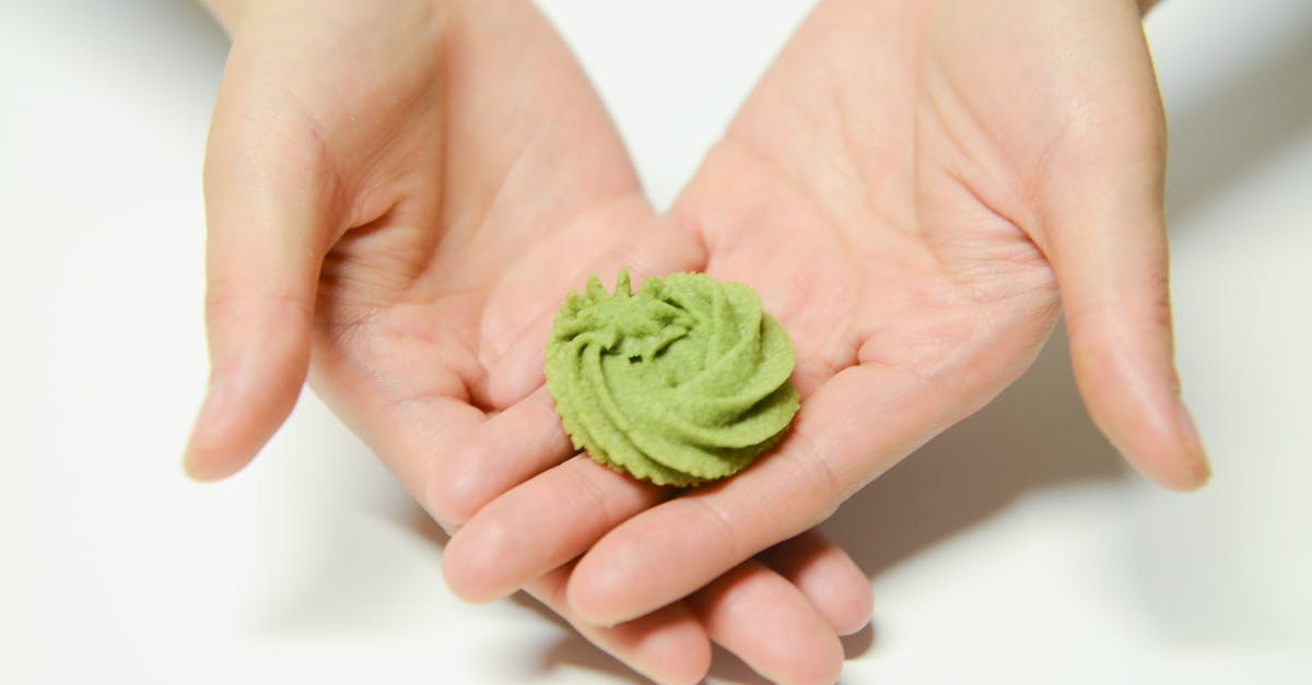 Piping whipped cream icing vs buttercream - Close-Up Photography of a Person Holding Icing