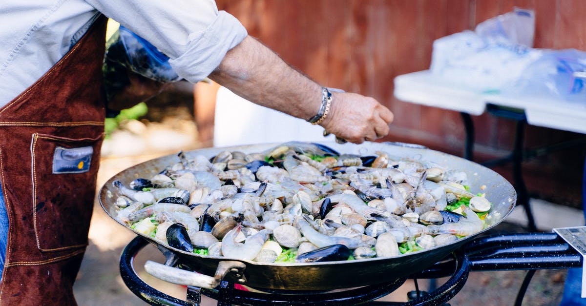 Preparing large cherrystone clams - Seafood in Wok