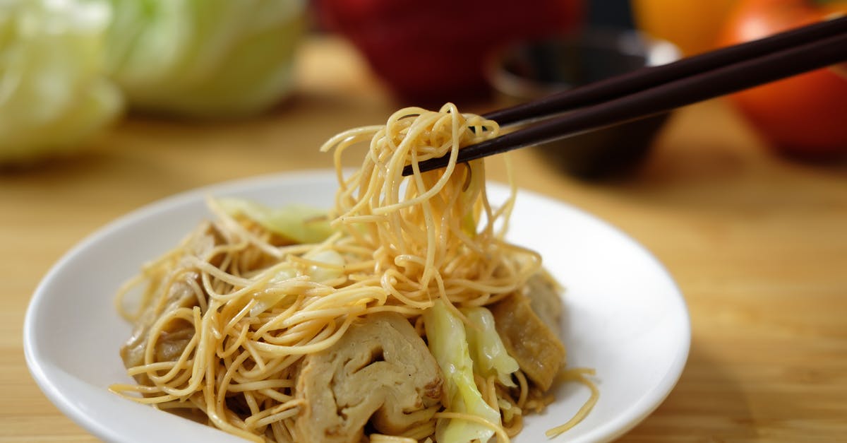 Preserving colour of vegetables in Chinese hakka noodles - Photo of Asian Dish on Plate