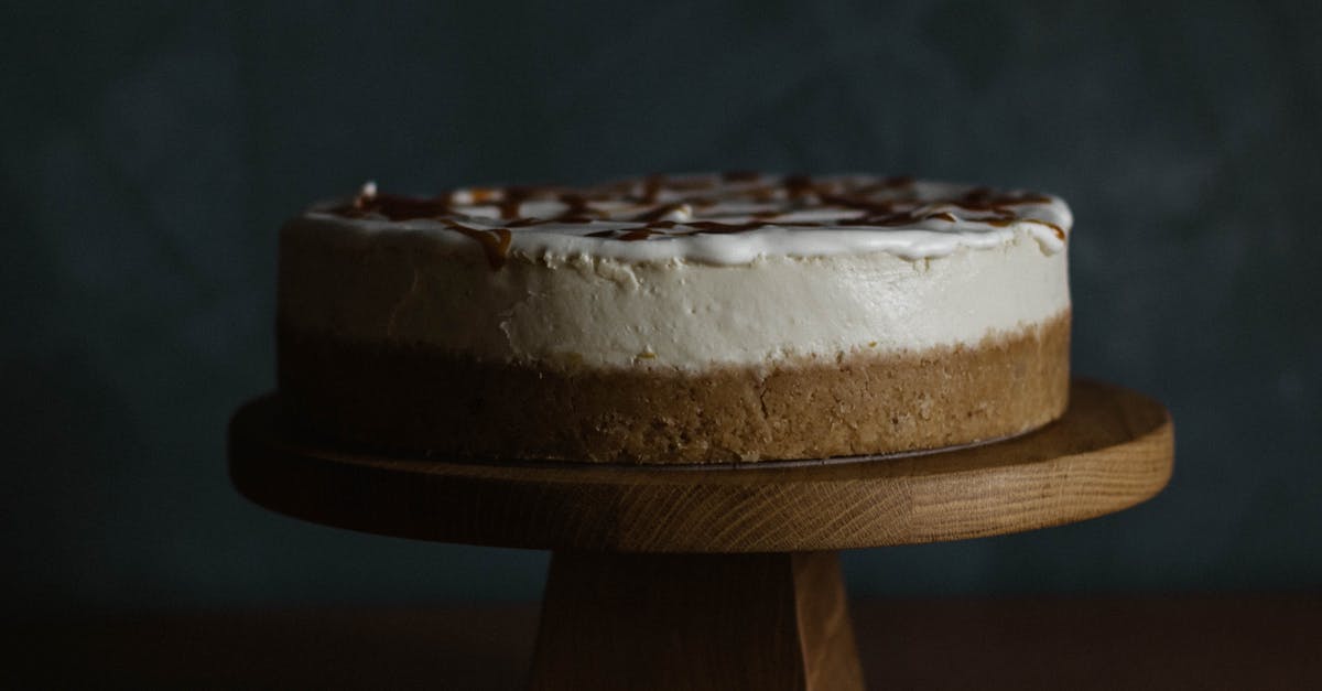 Preventing heavy top layer of cake from crushing cream layer - Cheesecake made from three types of chocolate