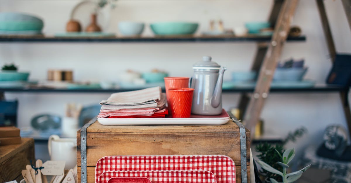 Proofing container: air tight vs simple bowl - Kettle with plastic cups prepared on wooden box