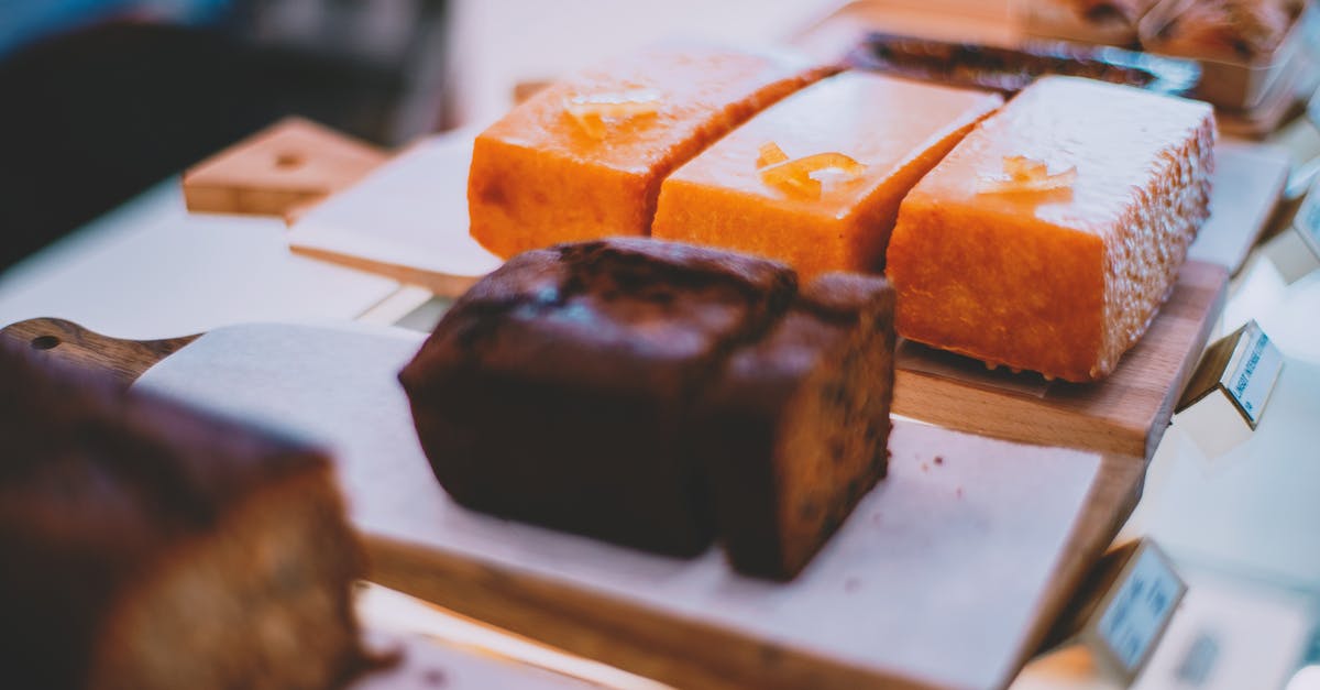 Putting a solid chocolate bar inside cake dough: what's the outcome? - Delicious cakes served on display