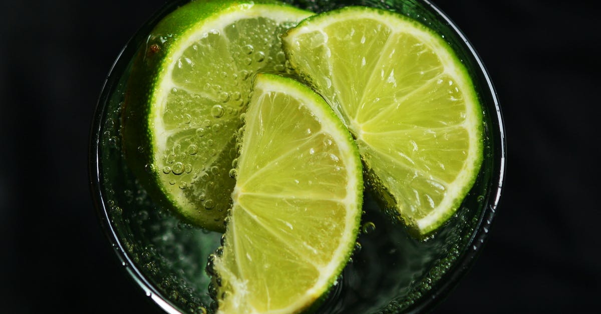 Recommended lemon juice to water ratio when making lemonade - Lime Slices in Drinking Glass