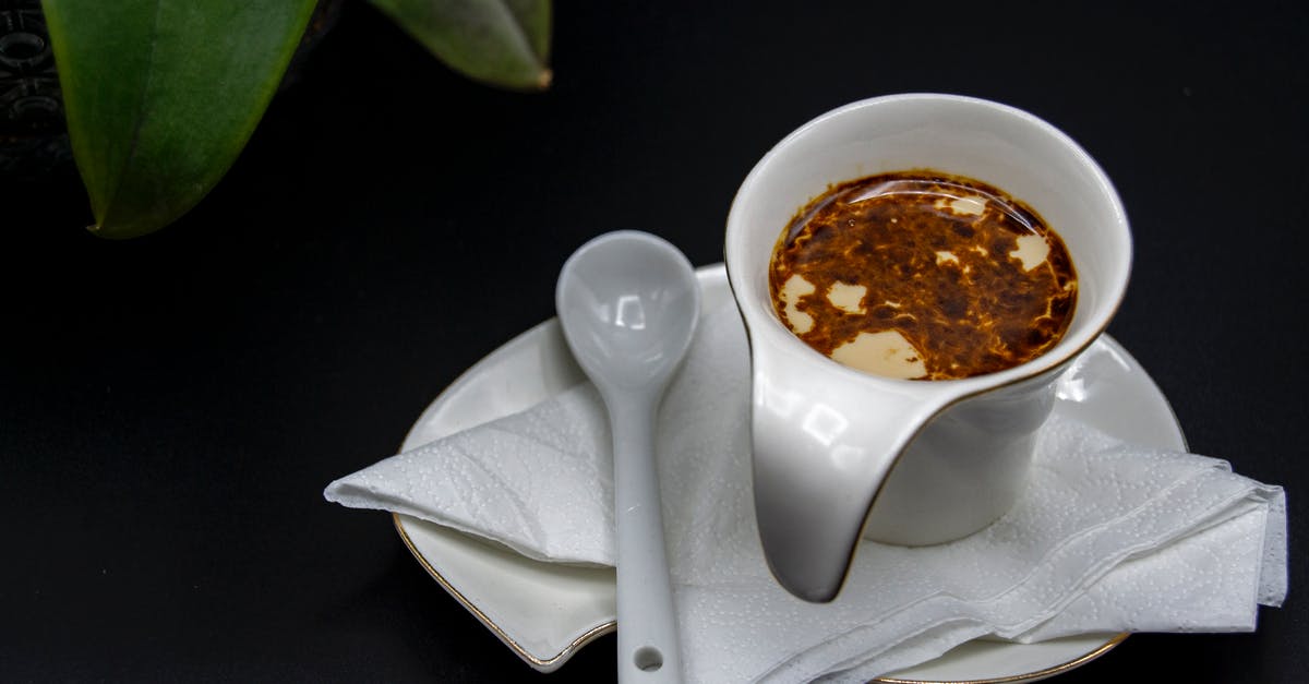 Removing oil bubbles from bolognese sauce - Causer with napkin under oil sauce in gravy boat