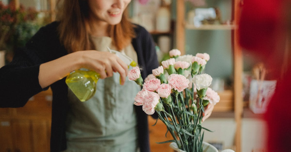 Soak store-bought mussels in fresh water without salt? - Asian woman spraying flowers in shop