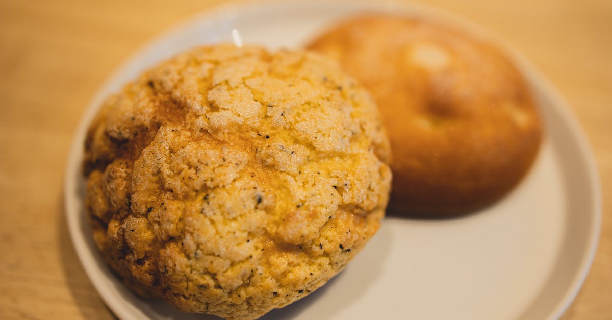 Speculaas/Biscoff cookie low calorie aroma extract - From above of baked oatmeal cookies served on plate on wooden table