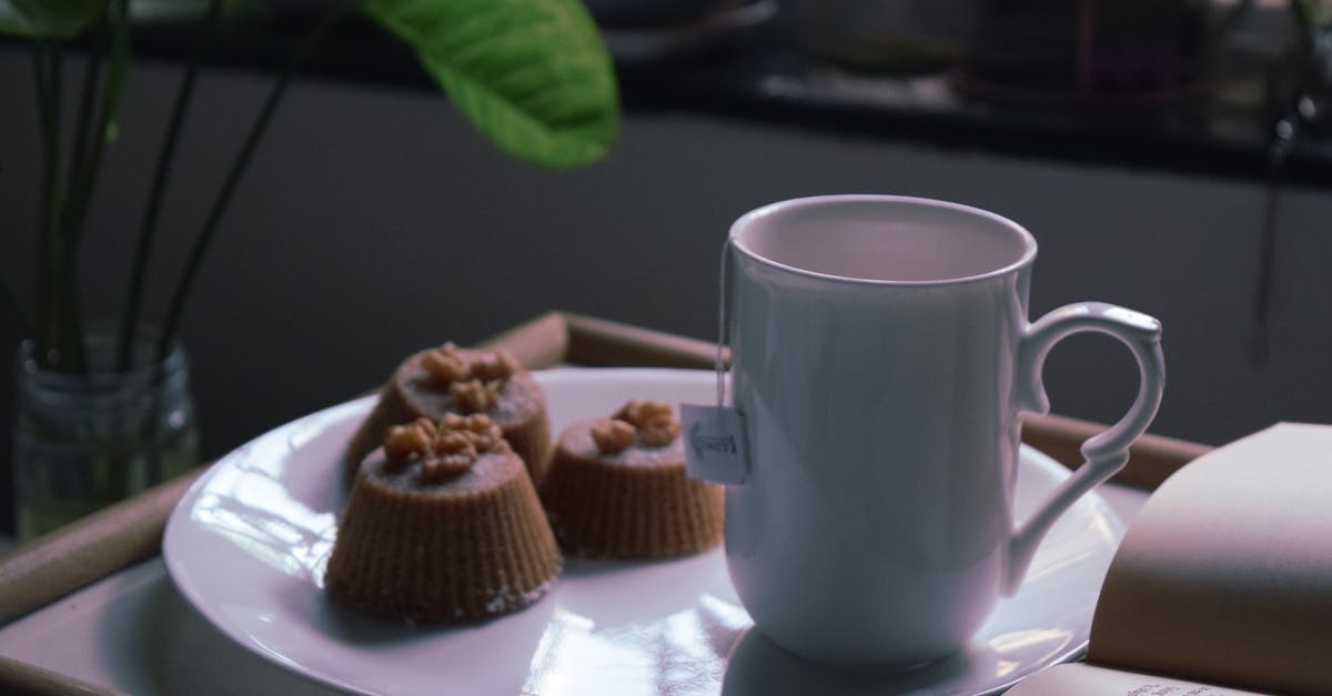 Speculaas/Biscoff cookie low calorie aroma extract - Cup of tea served with chocolate cupcakes