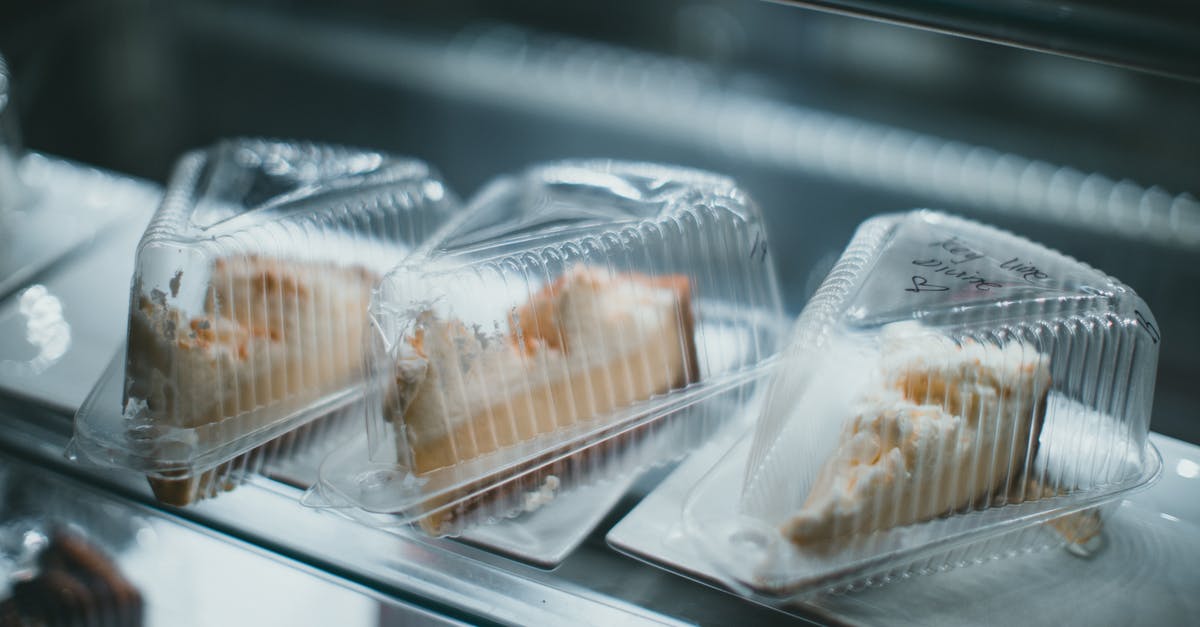 Stainless steel in contact with molten plastics - useable after cleaning? - Three pieces of cheesecake displayed in plastic containers