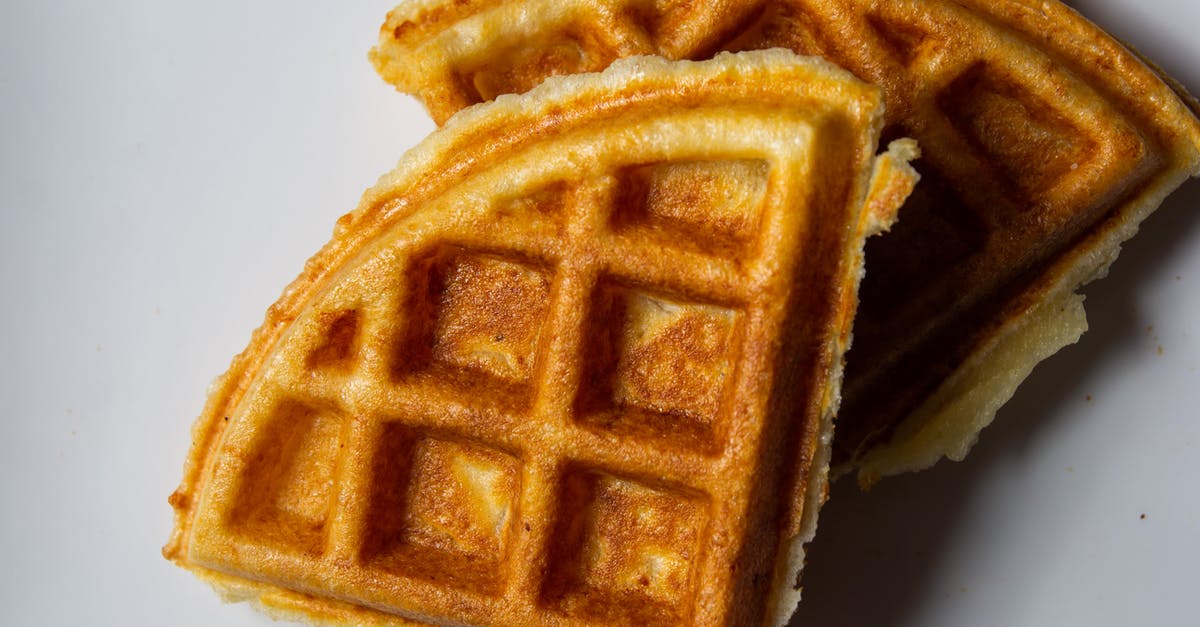 Substituting honey for sugar in bread - dois pedaços de Waffles cortados em quatro