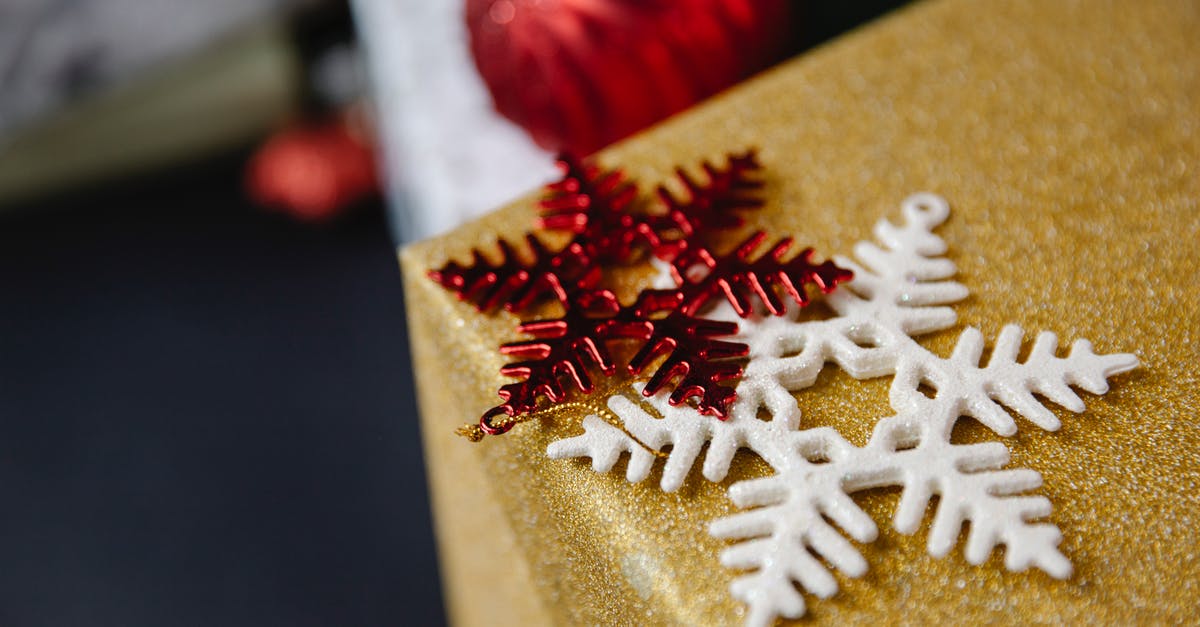 What's the difference between black currants and red currants? - Decorative Christmas elements in light room on table