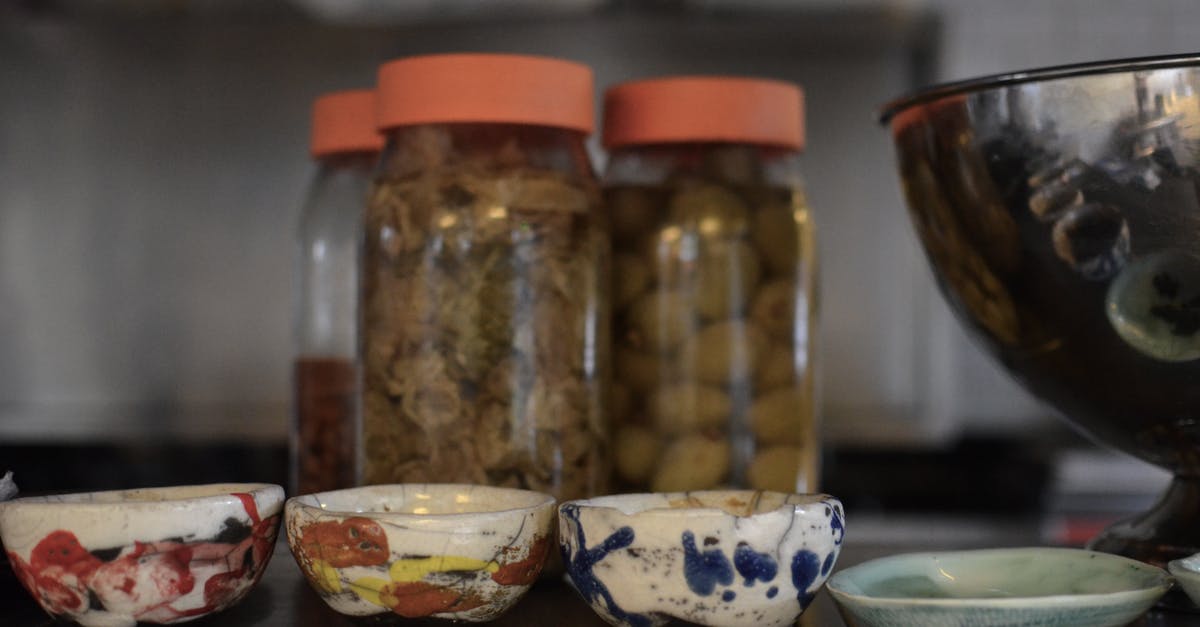 What's the difference between pickling and fermentation in cabbage? - Ceramic Bowls on the Table