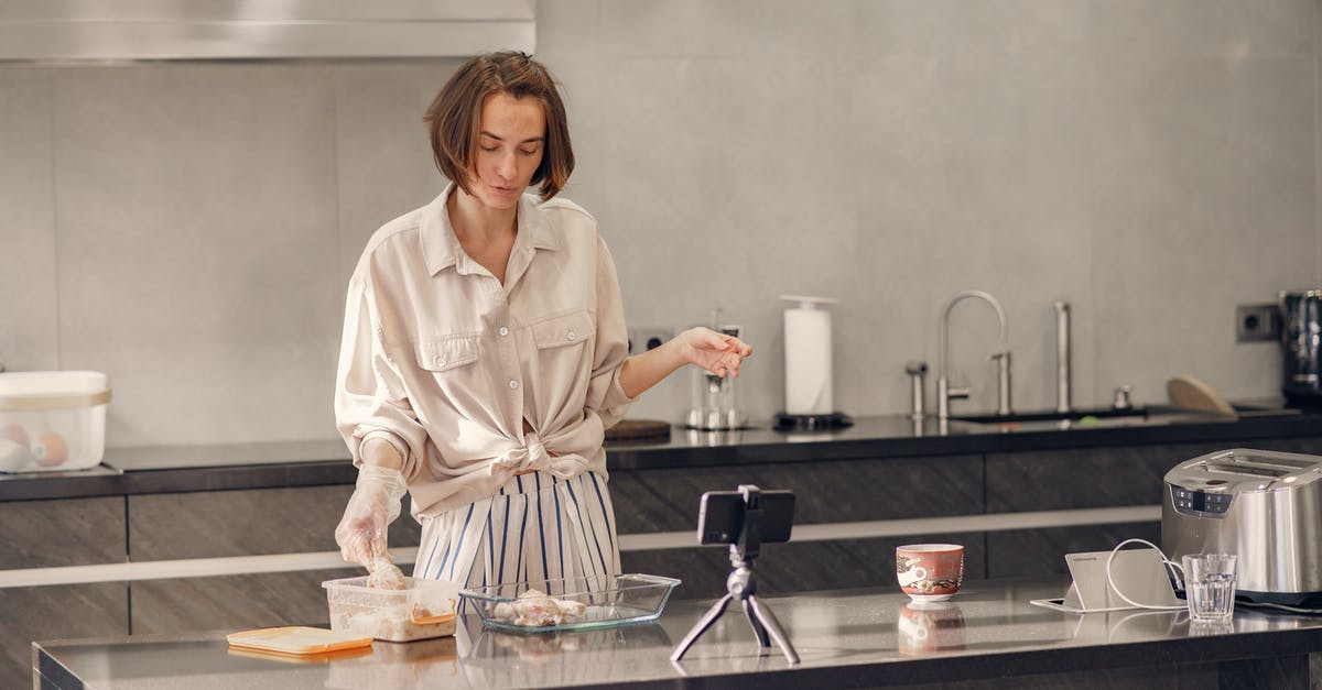 What's the different between the sides of aluminium foil (shiny/matte)? [duplicate] - Woman Cooking For Dinner