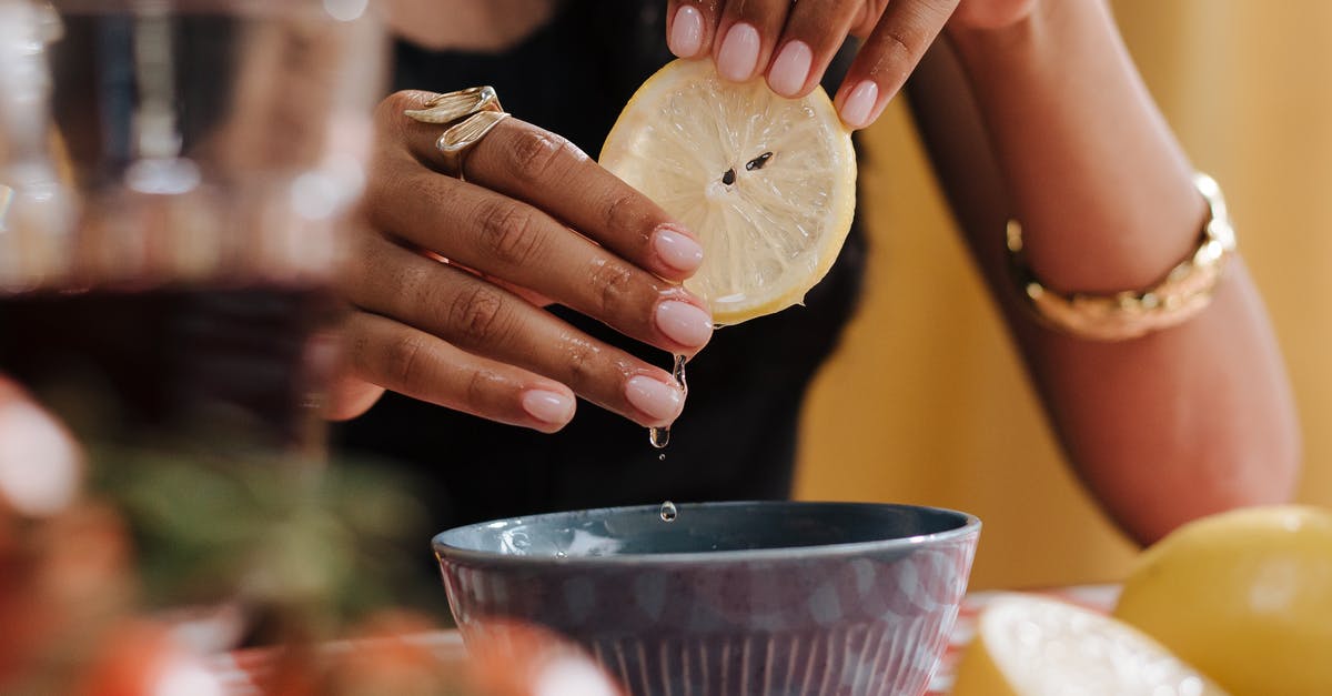 What alternatives do exists for properly squeezing lemons? - Close up on Woman Squeezing Lemon Slice