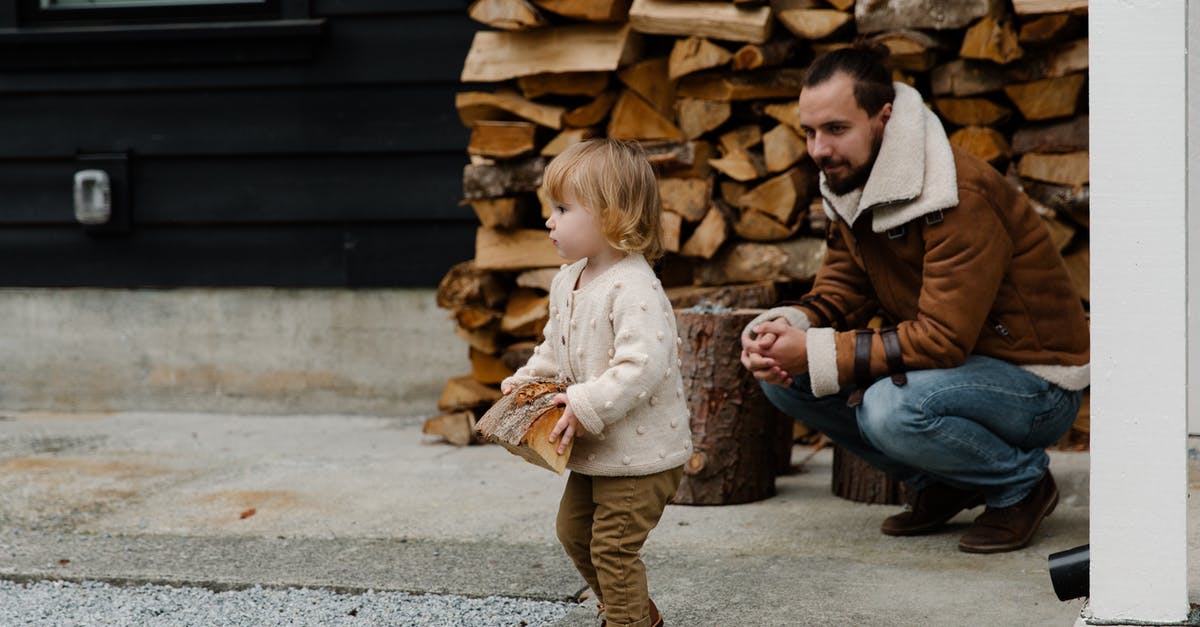 What are some flavors that have a strong early presence? - Cheerful man smiling while sitting and looking at child while playing with firewood in yard and having fun together during weekend