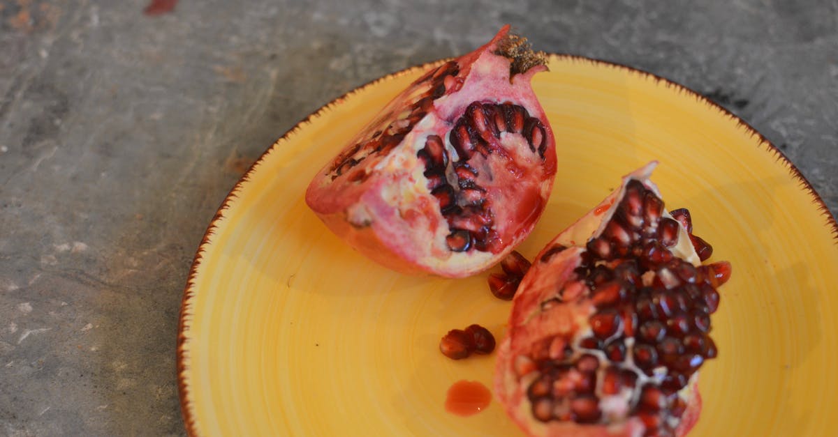 What are ways to extract the juice from a pomegranate? - Delicious slices of pomegranate on plate