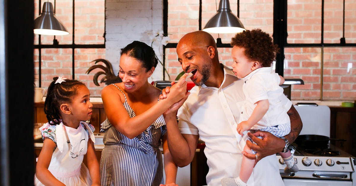 What characteristics should a bread peel have? - A Happy Family Eating Together in a Kitchen