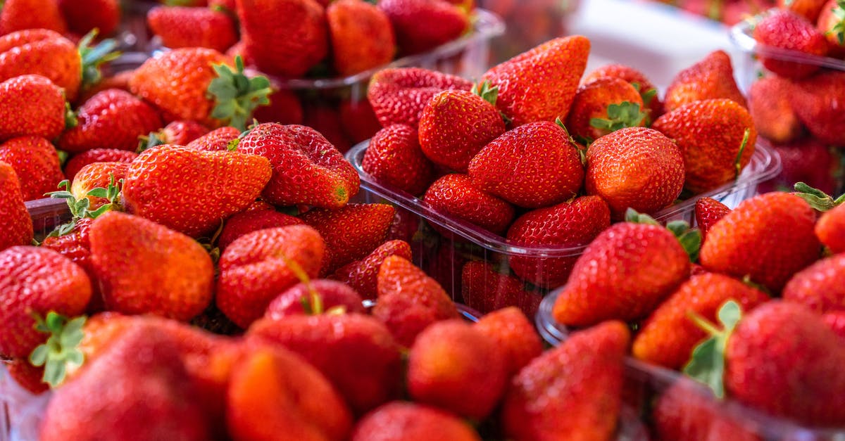 What is the best way to store fresh berries? - Heap of strawberries in containers