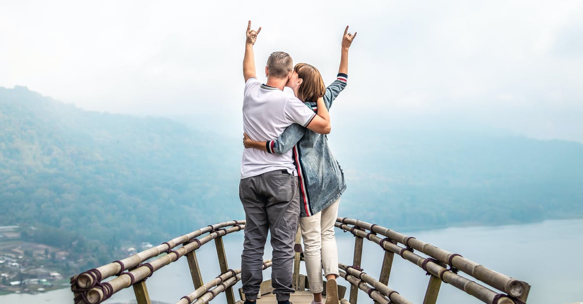 What is the difference between bún tươi and bún khô? - Photo of a Couple Hugging Each Other