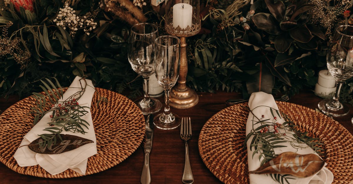 What is the name of this plant? - Served table with personalized napkins