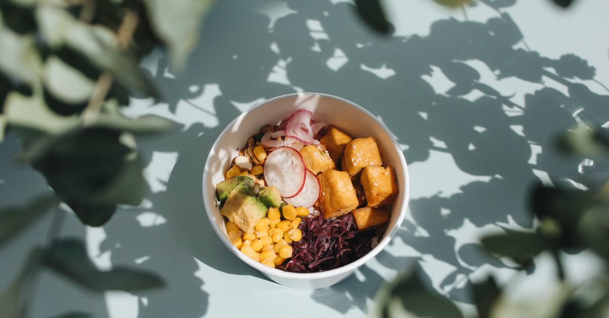 What is the origin of spam musubi, a Hawaiian dish? - Photograph of a Poke Bowl with Tofu