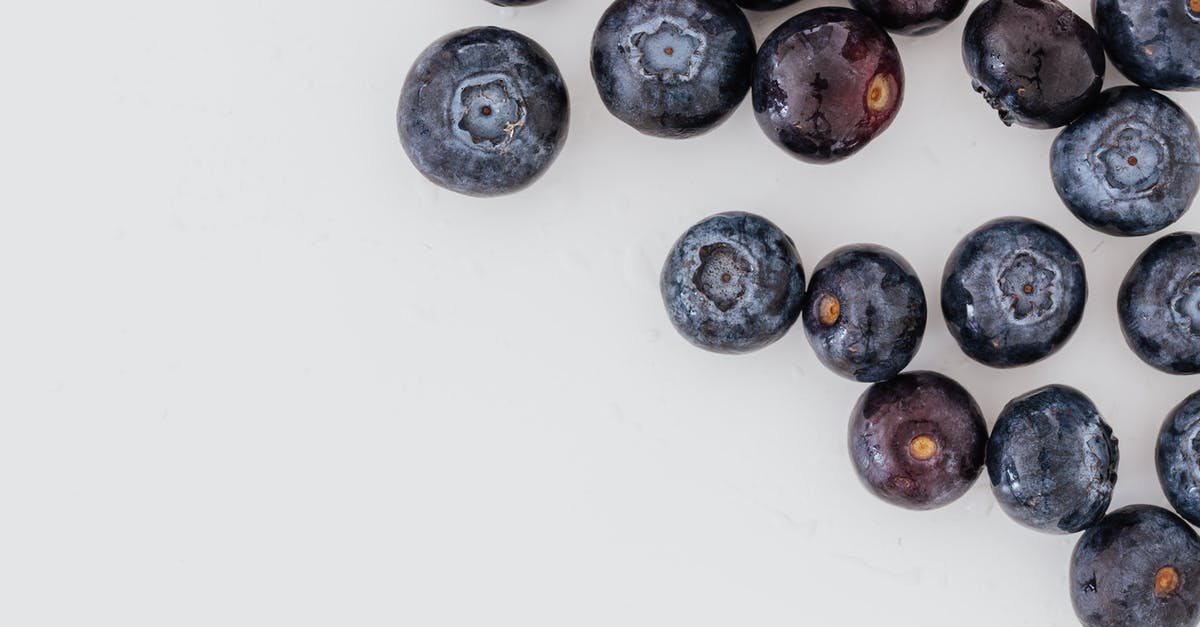 What natural ingredients can be used to color food blue or green? - Chaotic composition of clean blueberries