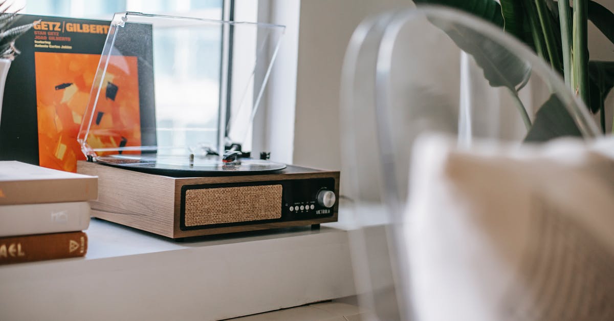 When do you hear the Ping sound of the lid sealing? - Retro record player on windowsill at home