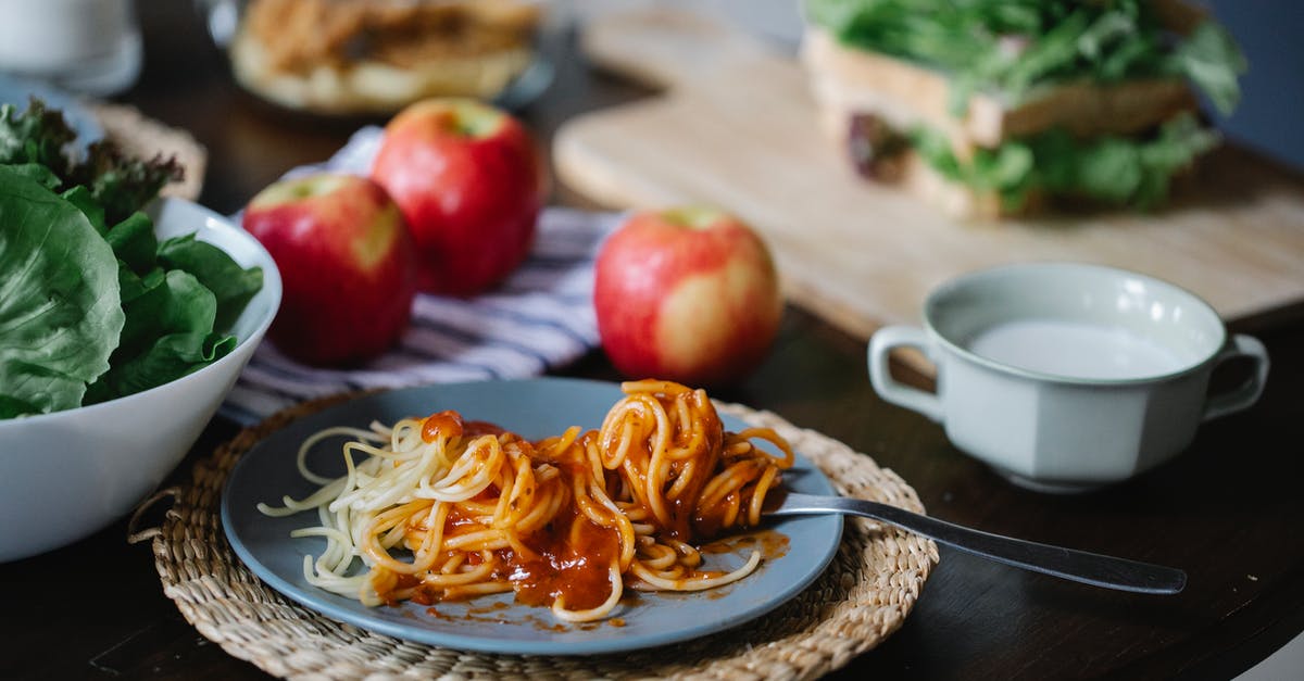 When to add noodle water to tomato sauce? - Delicious pasta on served table