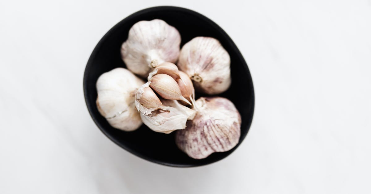 Why did my bacon smell and taste like beef? [closed] - Bunch of fresh garlic in bowl